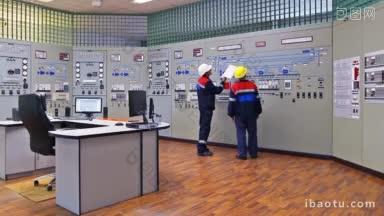 两名工程师在气体压气站主控板上进行电路演示
